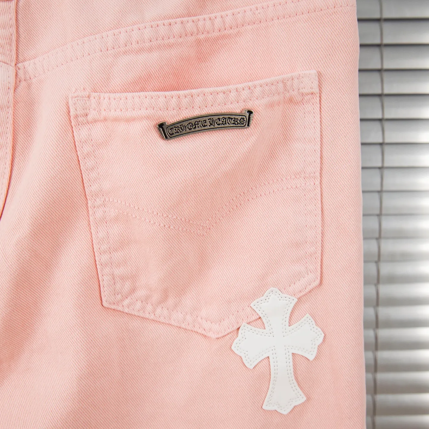 P270 Chrome hearts | CH Chrome hearts Limited edition cherry blossom pink leather jeans for girls. Charming dopamine personality jeans. Indispensable for fashionistas. The same model for celebrities. A model touted by many bloggers. This new pair of pants is perfect in terms of shape and upper body. It is no exaggeration to say that making a pair of jeans is equivalent to making 20 short-sleeved jeans. The fabric is made of high-quality imported denim. It has a unique high-end texture. I am very satisfied with it after washing and proofing several times. Style number: 1730# Color: Sakura pink Size: 28 30 32 34